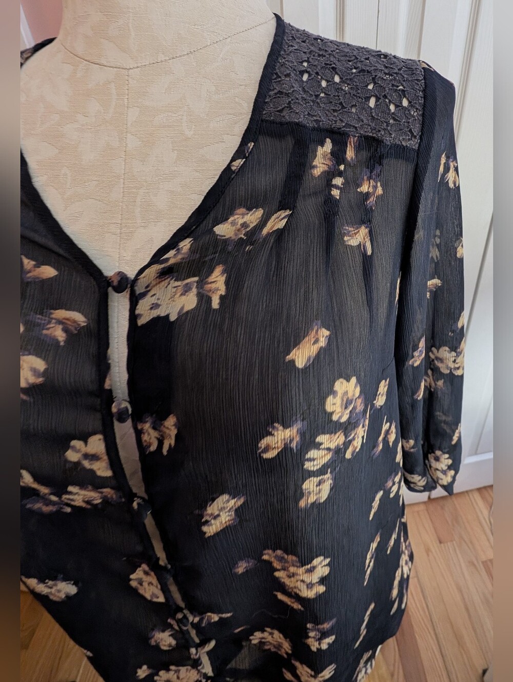 Liz Claiborne Navy Sheer Floral Button-Front Blouse Size 1X - Picture 6 of 8